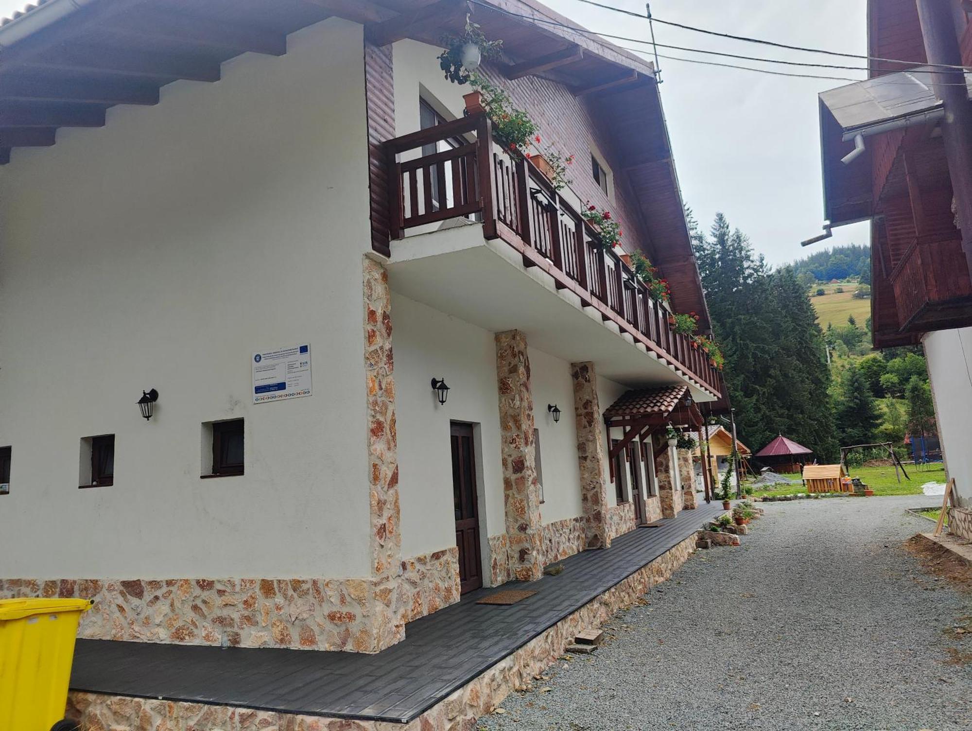 Pensiunea Trei Brazi Арьешени Экстерьер фото